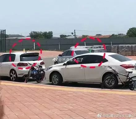 大学门口车顶放水事件追踪，理性分析背后的动因影响及后续发展