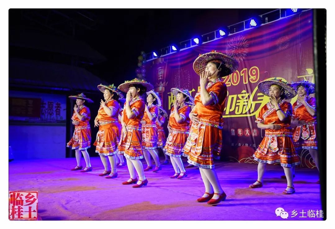 最新广场舞苗族舞蹈精选，与自然共舞，心灵宁静的追寻