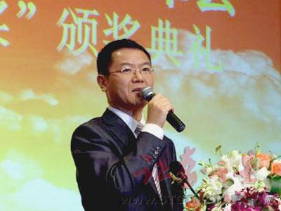 洪榕新动态揭秘，小巷中的美食秘密